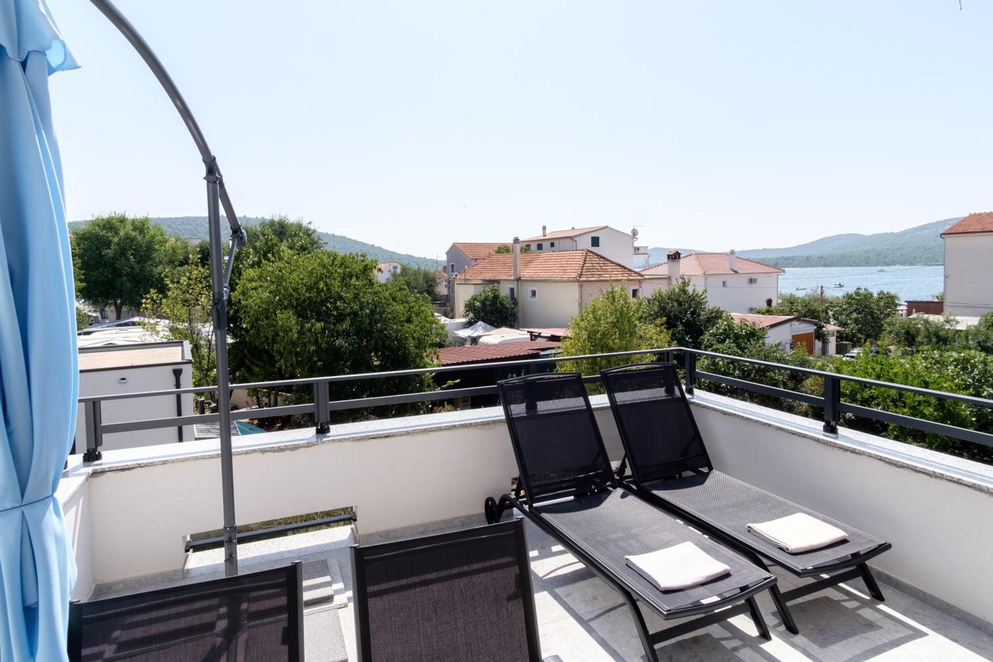 Apartments Grape Pirovac Esterno foto